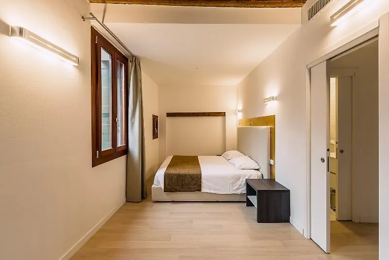 Charming Palace Corte Del Teatro Venedik 3*,