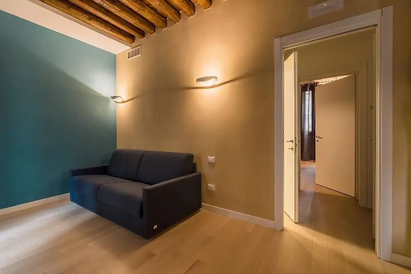 Hotel apartamentowy Charming Palace Corte Del Teatro Wenecja