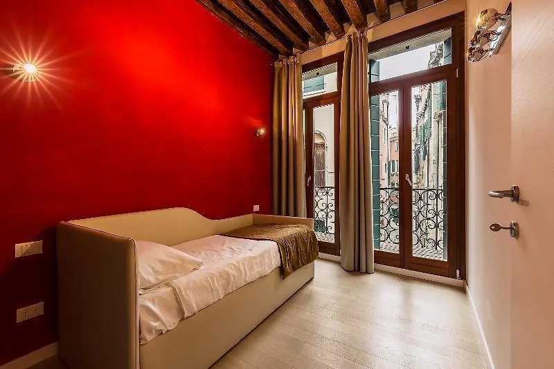 Charming Palace Corte Del Teatro Venedik Apart Otel