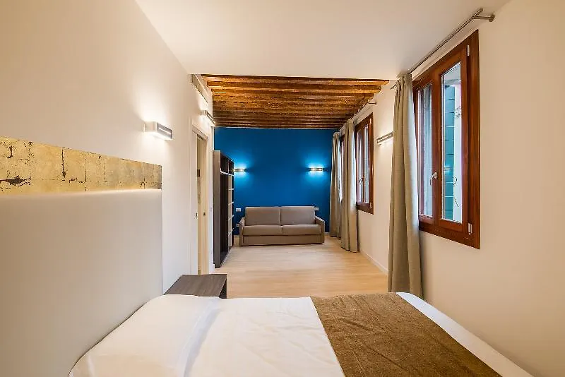 Hotel apartamentowy Charming Palace Corte Del Teatro Wenecja