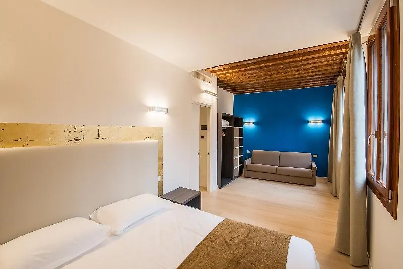 Hotel apartamentowy Charming Palace Corte Del Teatro Wenecja